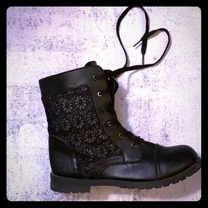 BLUE SUEDE SHOES BLACK & LACE WOMANS BOOT 🥾 8.5